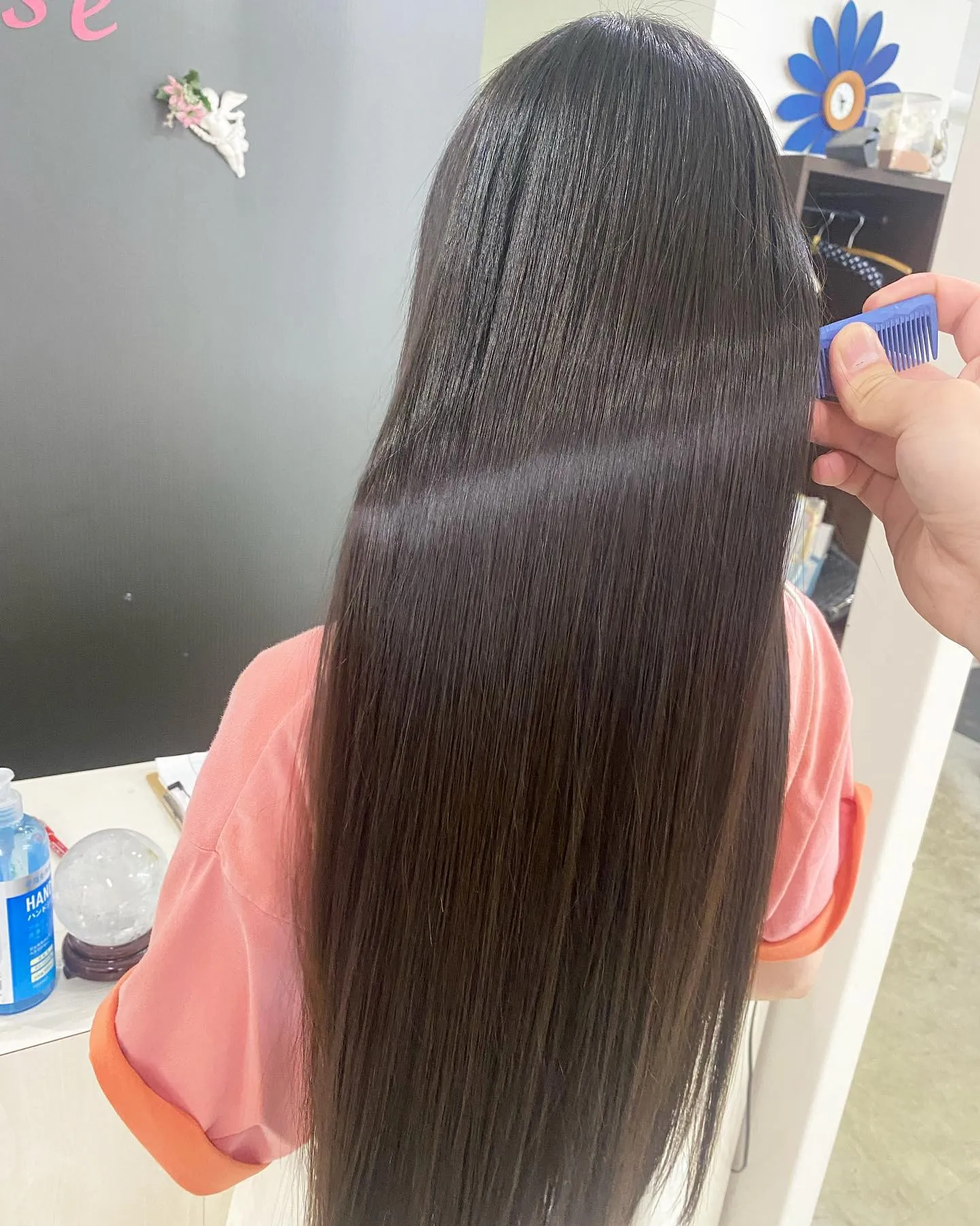 縮毛矯正をすれば癖だけではなく、広がりや表面のパサついた髪の...